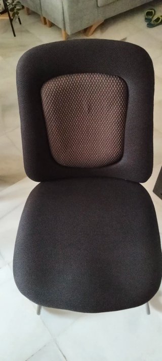 Silla de oficina negra con base metálica