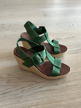 Alpargatas Castañer cuña verde y beige