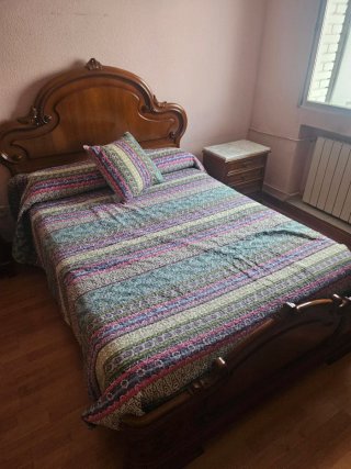 Cama de matrimonio clásica de madera.