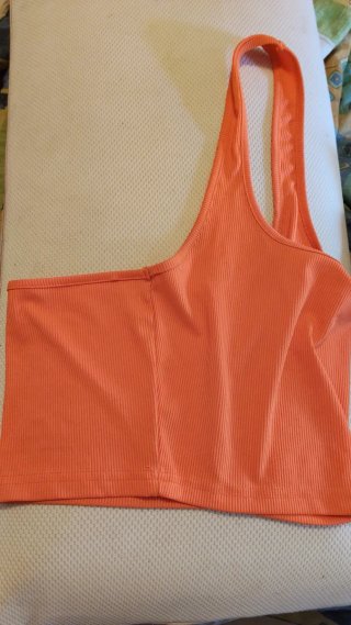 Top corto naranja shein