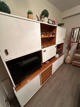 Mueble modular blanco y madera