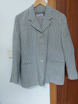Traje de chaqueta gris a rayas clásico