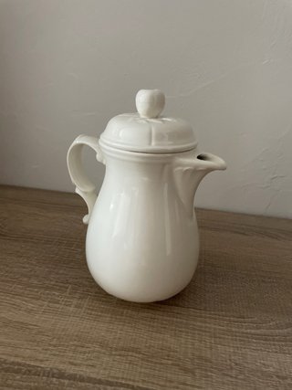 Tetera de porcelana blanca