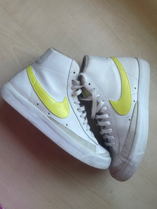 Nike Blazer Mid '77 Logo Amarillo