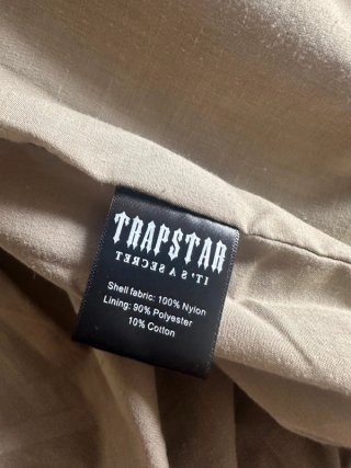 Chaqueta Trapstar Beige con Detalles Amarillos