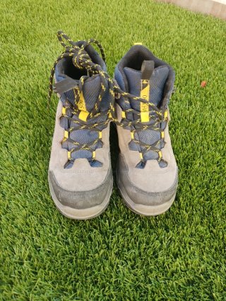 Botas montaña waterproof talla 32