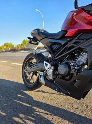 Honda CB125R Negra/Roja Naked