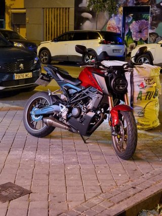 Honda CB125R Negra/Roja Naked
