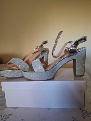Zapatos de tacón con plataforma plateados brillo
