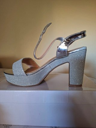 Zapatos de tacón con plataforma plateados brillo