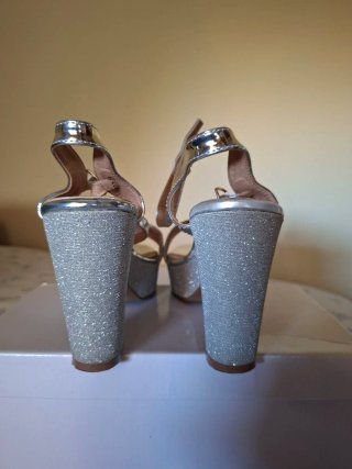 Zapatos de tacón con plataforma plateados brillo