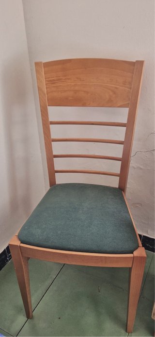 5 Sillas de comedor de madera y tela