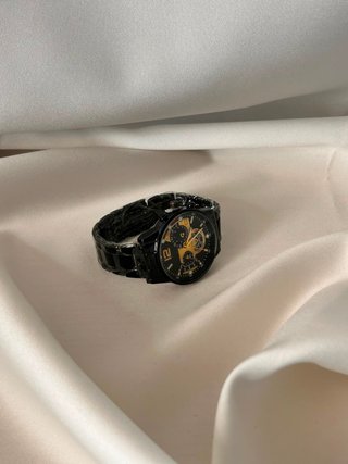 Orologio da uomo nero con dettagli oro