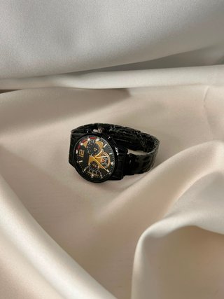 Orologio da uomo nero con dettagli oro