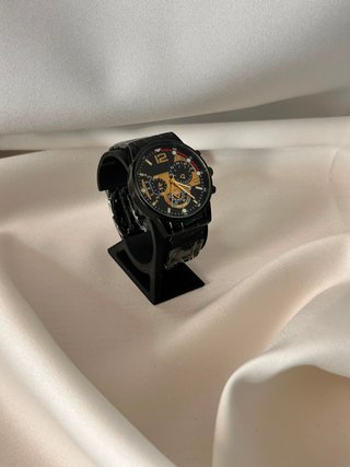 Orologio da uomo nero con dettagli oro