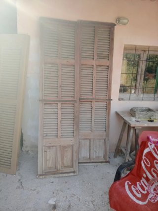 Puertas de madera con lamas