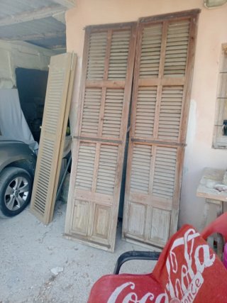 Puertas de madera con lamas