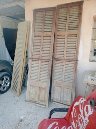 Puertas de madera con lamas