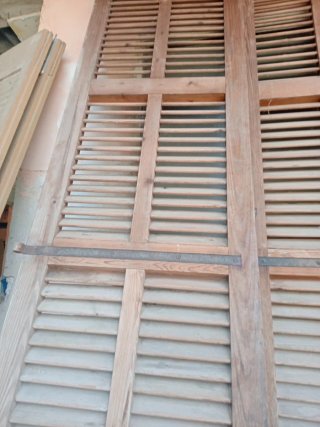 Puertas de madera con lamas