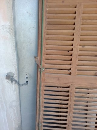 Puertas de madera con lamas