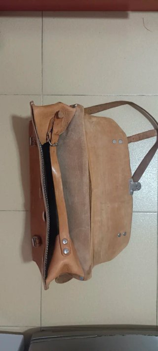 Maletín de cuero con hebillas