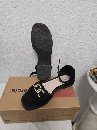 Sandalias negras TELLET con detalle dorado