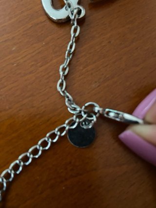 Collana con ciondolo lettera stilizzata “L”