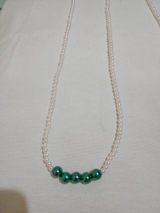 Collar perlas blancas con detalle verde