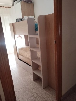 Litera de madera beige y marrón