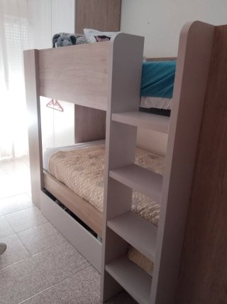 Litera de madera beige y marrón