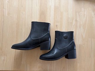 Botas de agua negras con tacón