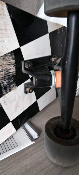 Longboard Negro con Detalles Rojos