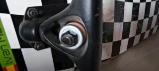 Longboard Negro con Detalles Rojos