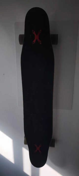Longboard Negro con Detalles Rojos