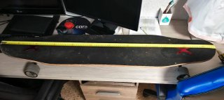 Longboard Negro con Detalles Rojos