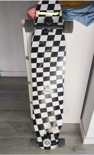 Longboard Negro con Detalles Rojos