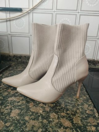 Botas de tacón beige