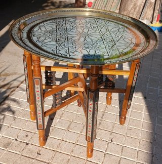 Mesa de té metálica dorada y plateada