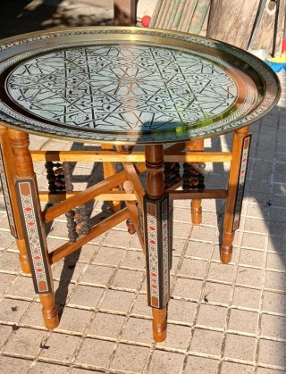 Mesa de té metálica dorada y plateada