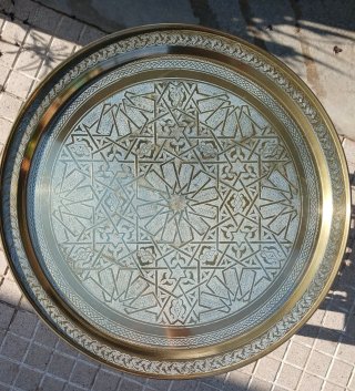 Mesa de té metálica dorada y plateada