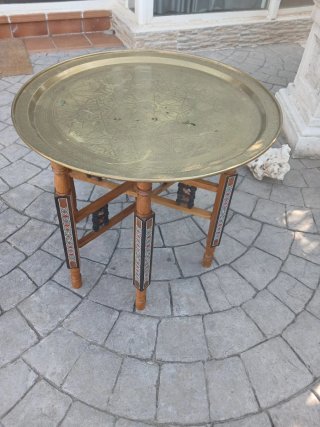 Mesa de té metálica dorada y plateada