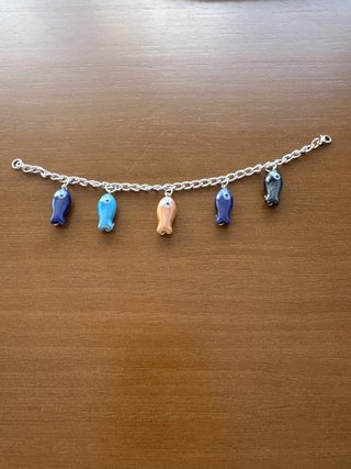 Pulsera artesanal con peces de colores