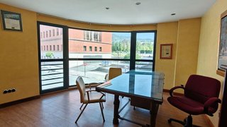 Local comercial en alquiler en Milán - Pumarín - Teatinos en Oviedo