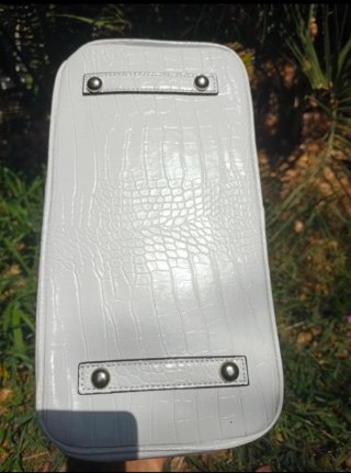 Bolso blanco estilo Birkin con pañuelo