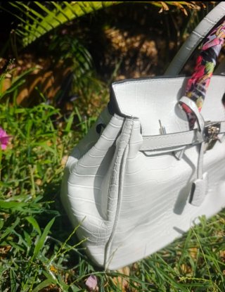 Bolso blanco estilo Birkin con pañuelo