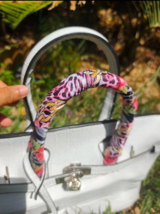 Bolso blanco estilo Birkin con pañuelo
