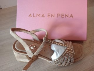Sandalias tacón pedrería beige de Alma en Pena