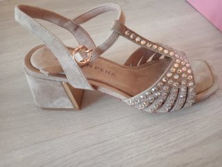 Sandalias tacón pedrería beige de Alma en Pena