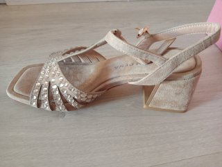 Sandalias tacón pedrería beige de Alma en Pena