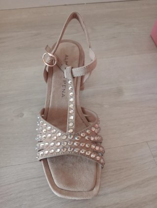 Sandalias tacón pedrería beige de Alma en Pena